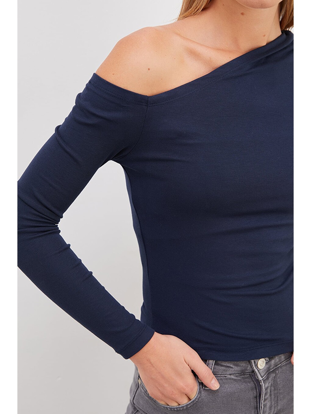 İndigo Asimetrik Yaka Omzu Açık Slim Fit Bluz-4