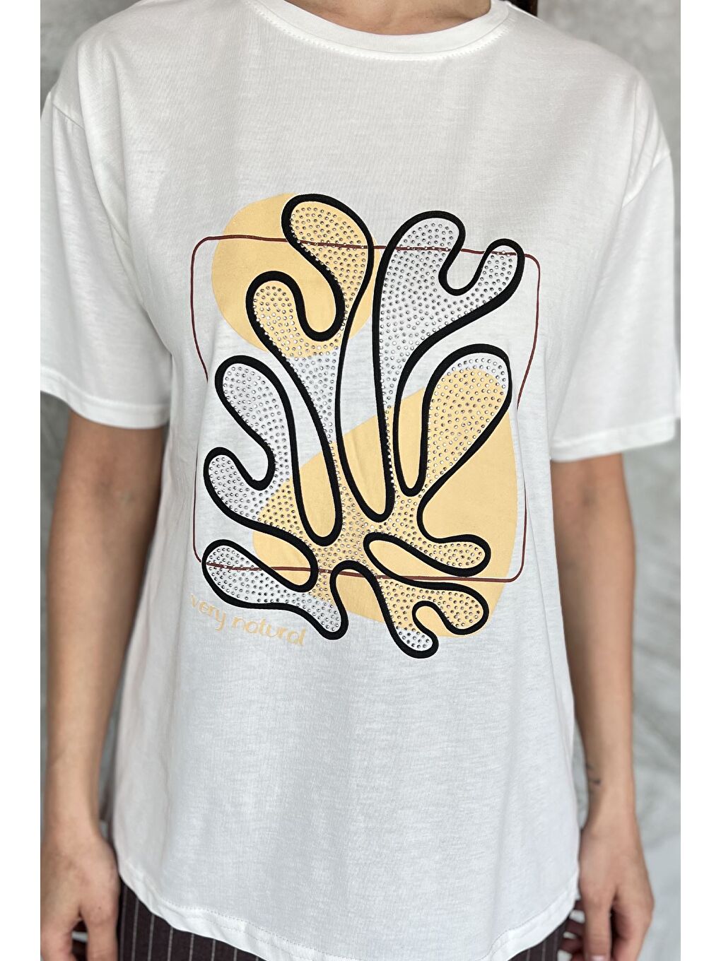 Ekru Kadın Taşlı Baskılı Bisiklet Yaka Tişört-3