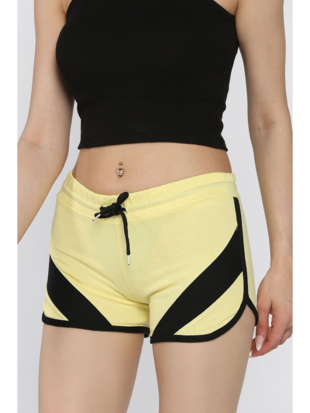 Sarı Biyeli Kadın Baskılı Mini Şort-1