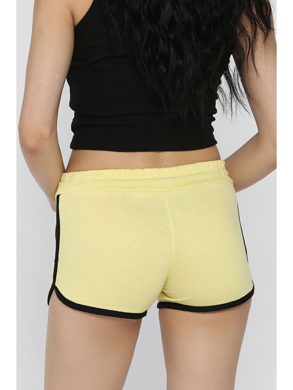 Sarı Biyeli Kadın Baskılı Mini Şort-2