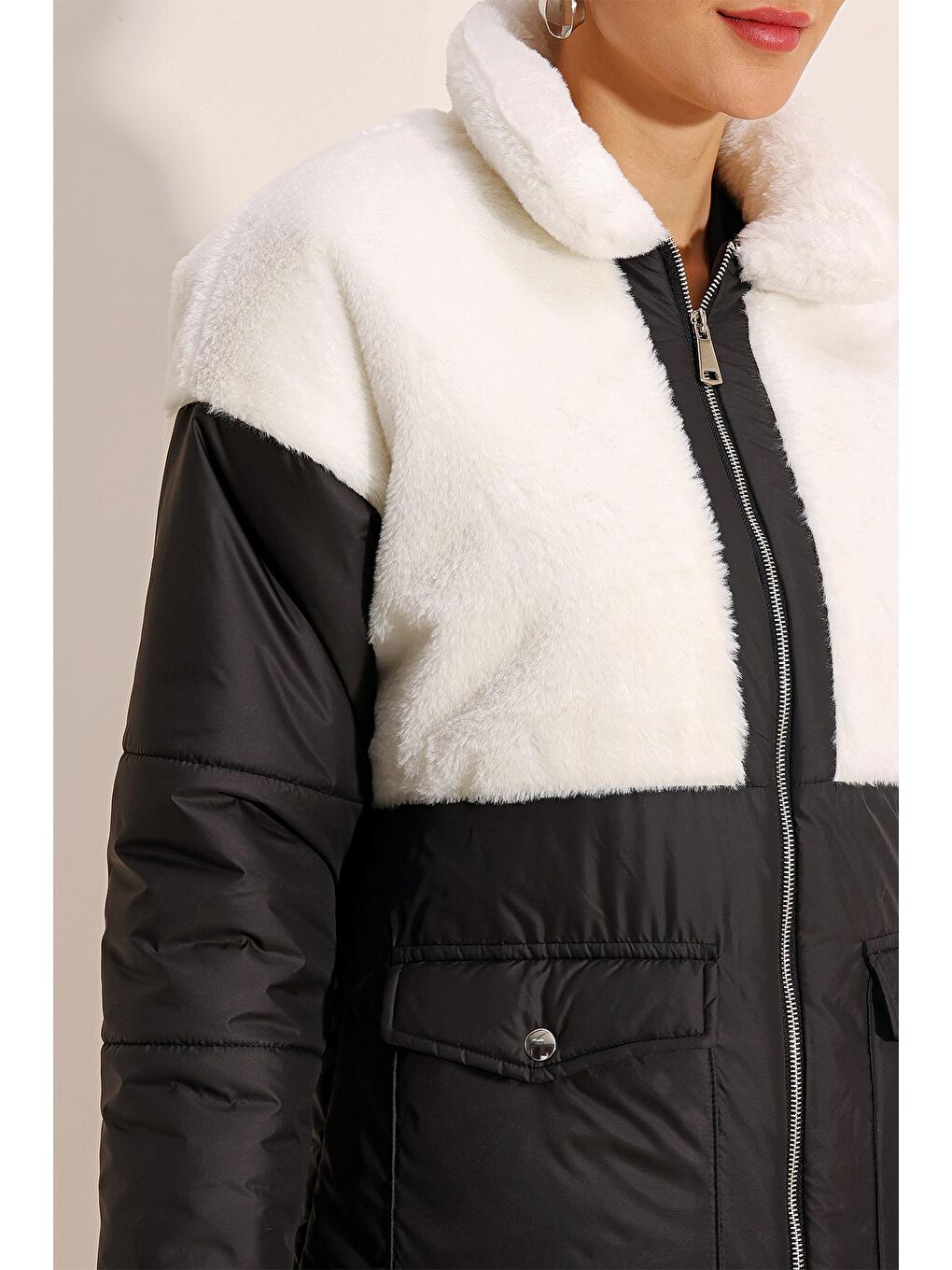 5179 Suni Kürk Detaylı Şişme Mont - Beyaz-5