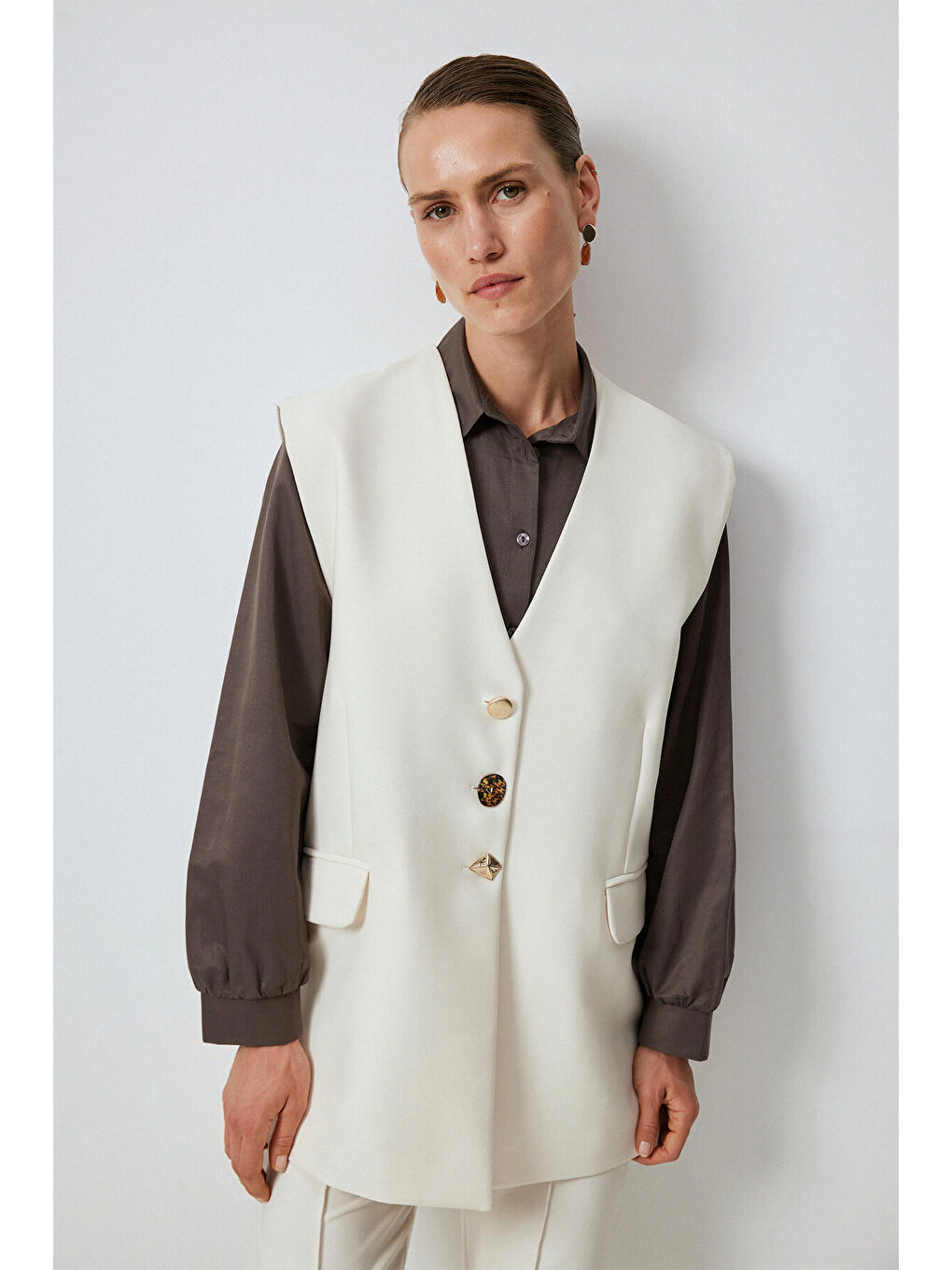 Ekru Düğme Detaylı Krep Yelek