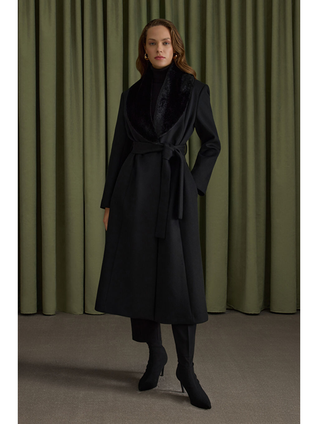 Siyah Seyyar Kürk Yakalı Manto