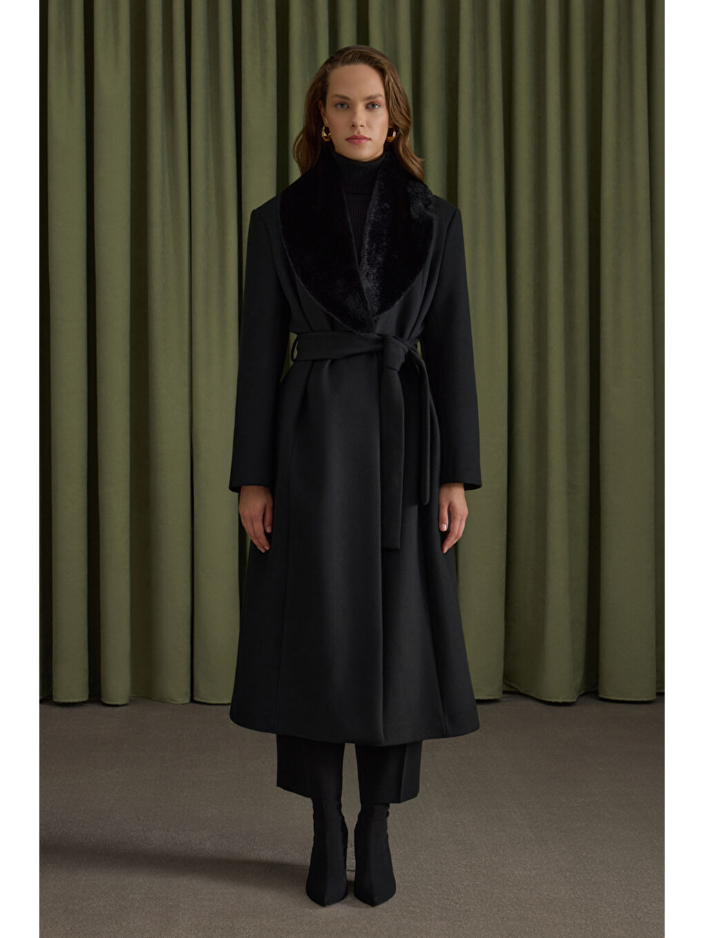 Siyah Seyyar Kürk Yakalı Manto-2