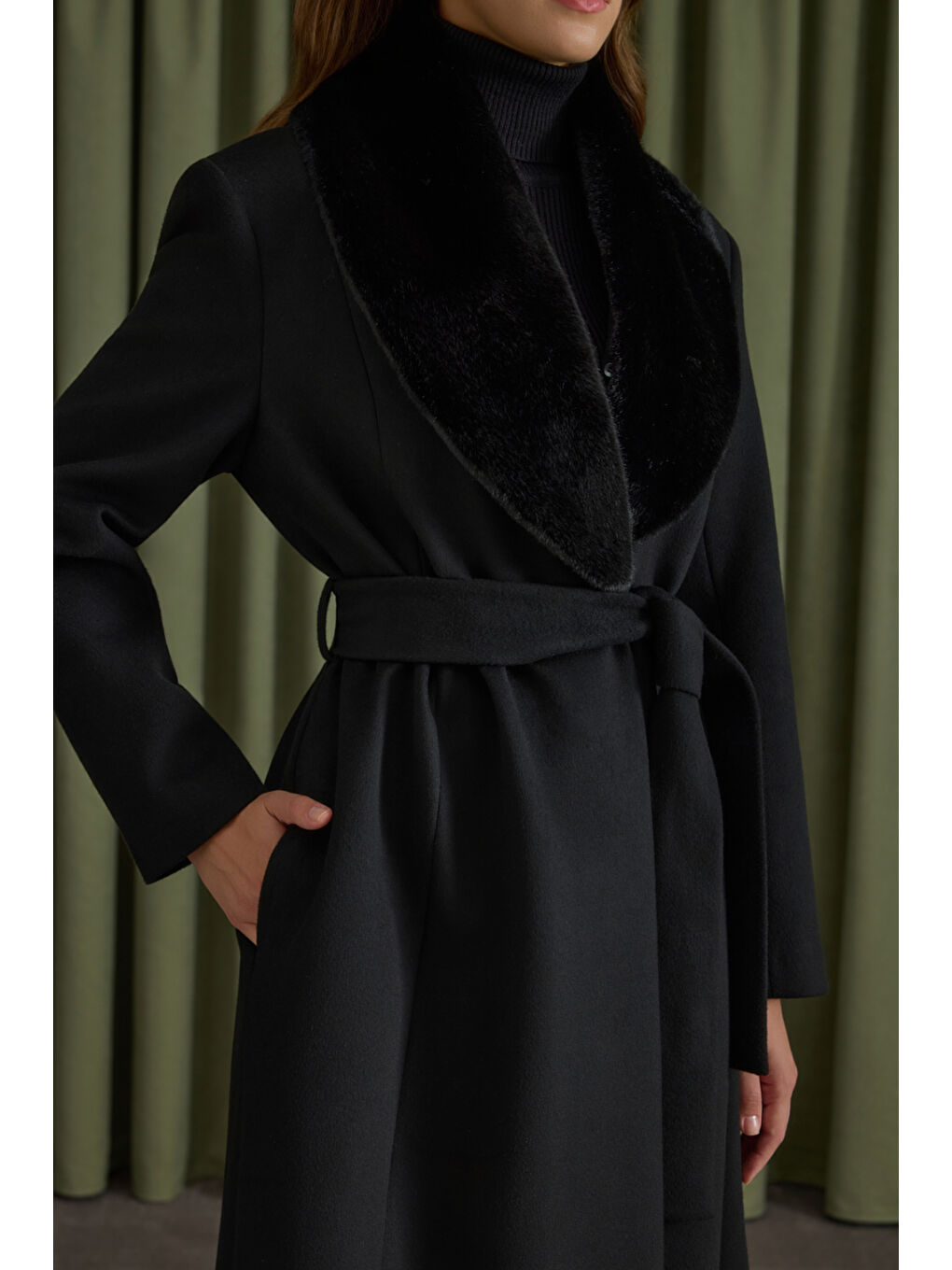 Siyah Seyyar Kürk Yakalı Manto-3