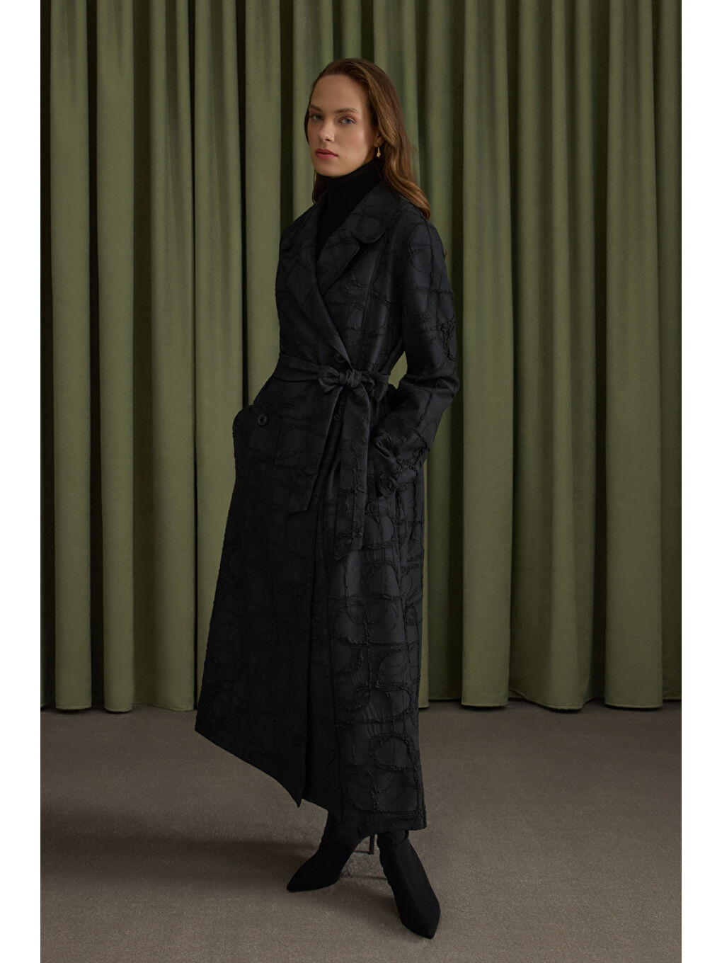 Siyah Dokulu Özel Kumaş Trençkot-1