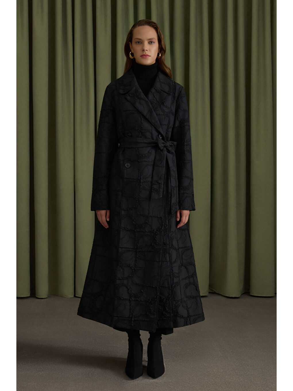 Siyah Dokulu Özel Kumaş Trençkot-2