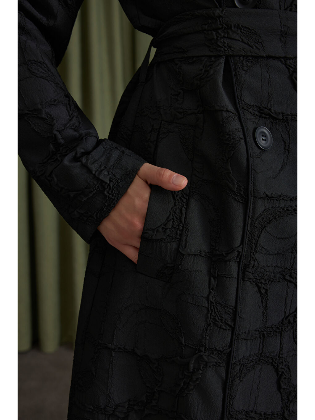 Siyah Dokulu Özel Kumaş Trençkot-3