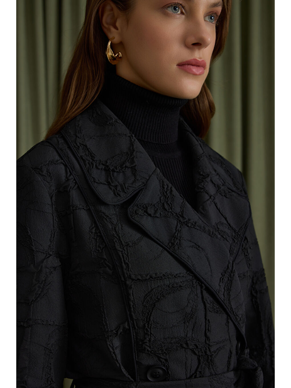 Siyah Dokulu Özel Kumaş Trençkot-4