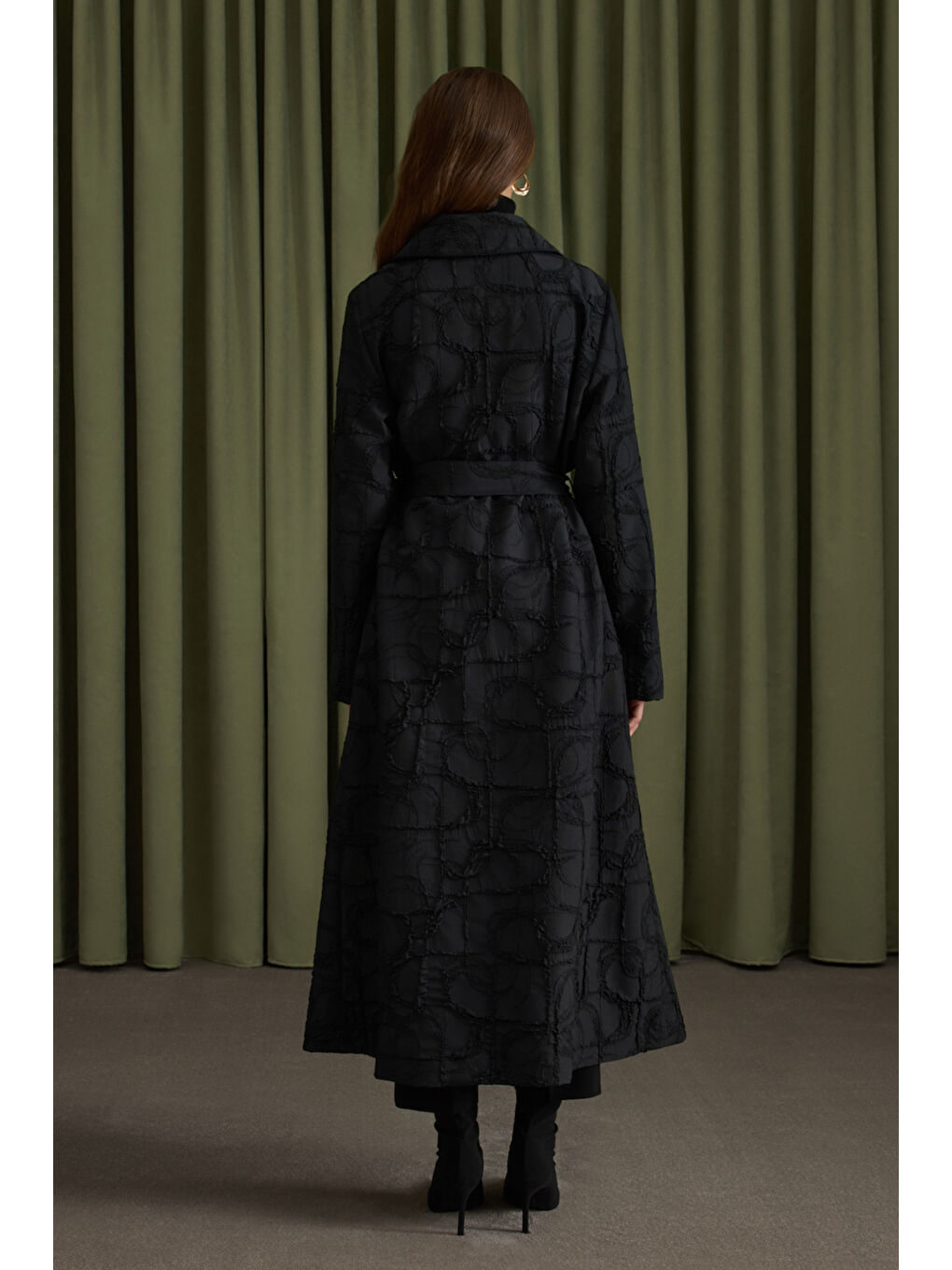 Siyah Dokulu Özel Kumaş Trençkot-5