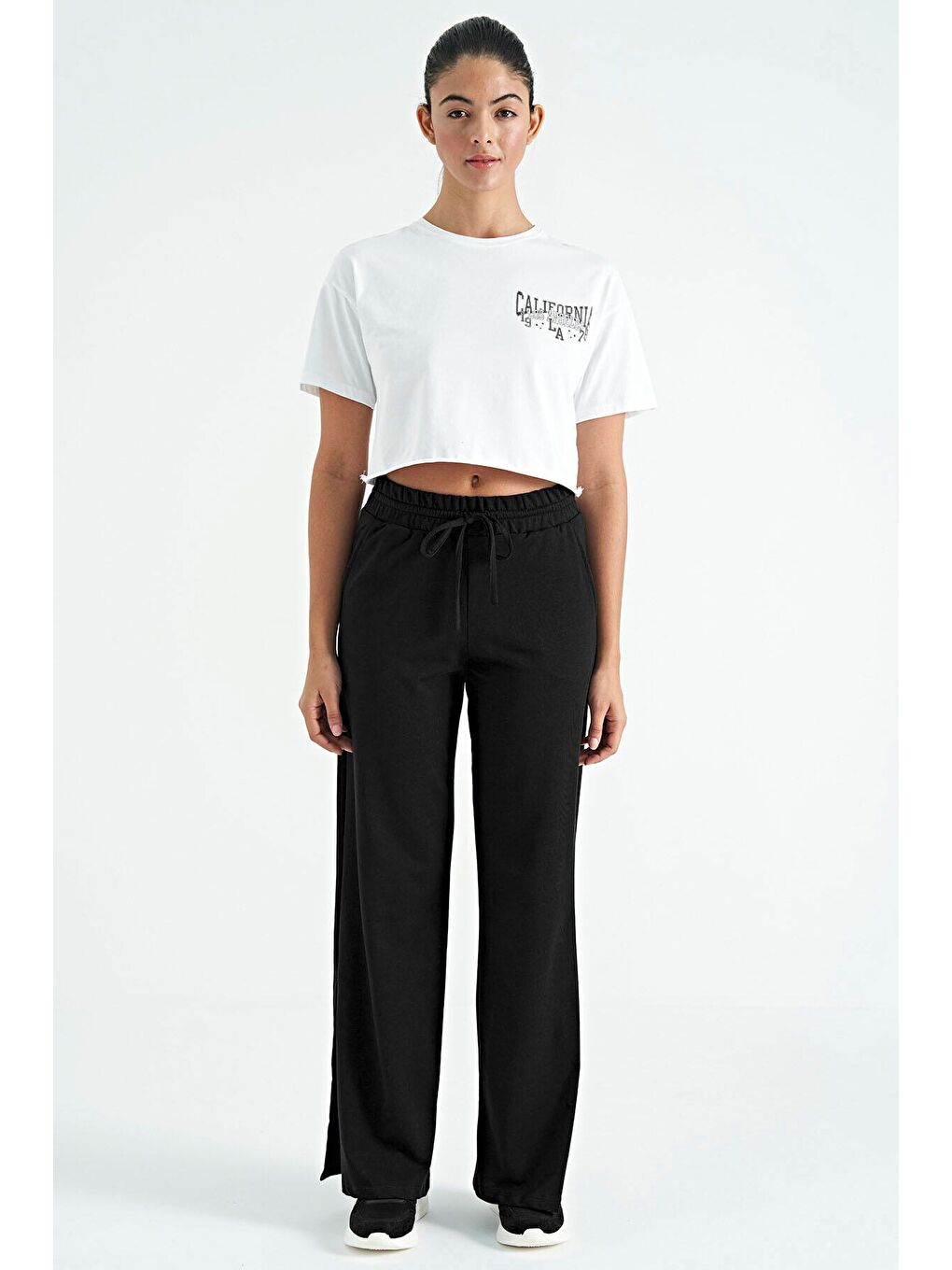 Siyah Yan Yırtmaç Detaylı Rahat Kalıp Kadın Geniş Paça Eşofman Alt - 02121-1