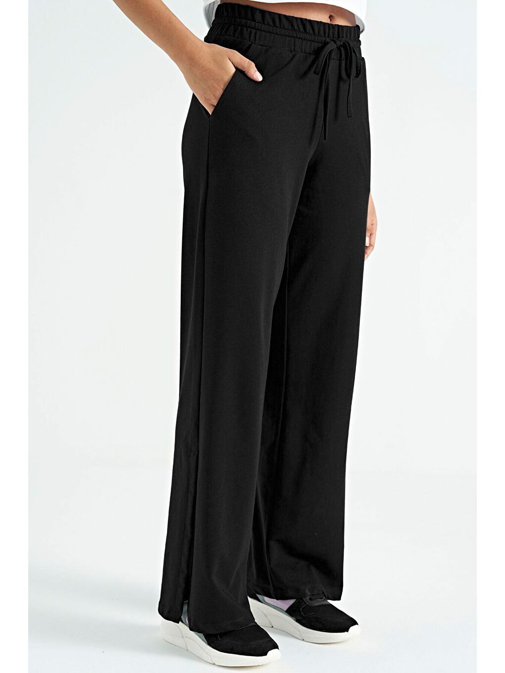 Siyah Yan Yırtmaç Detaylı Rahat Kalıp Kadın Geniş Paça Eşofman Alt - 02121-3