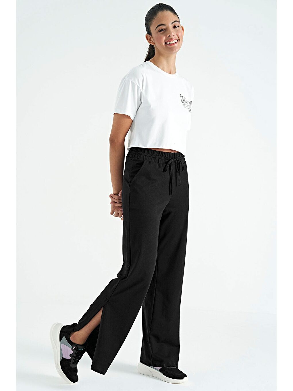 Siyah Yan Yırtmaç Detaylı Rahat Kalıp Kadın Geniş Paça Eşofman Alt - 02121-4