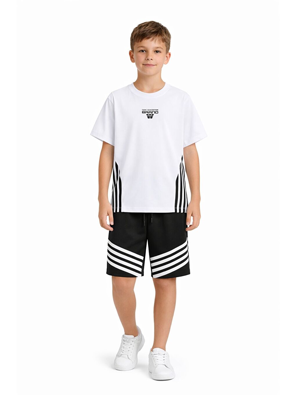 Beyaz Şerit Desenli Logolu Tişörtlü Erkek Çocuk Şortlu Takım 23780