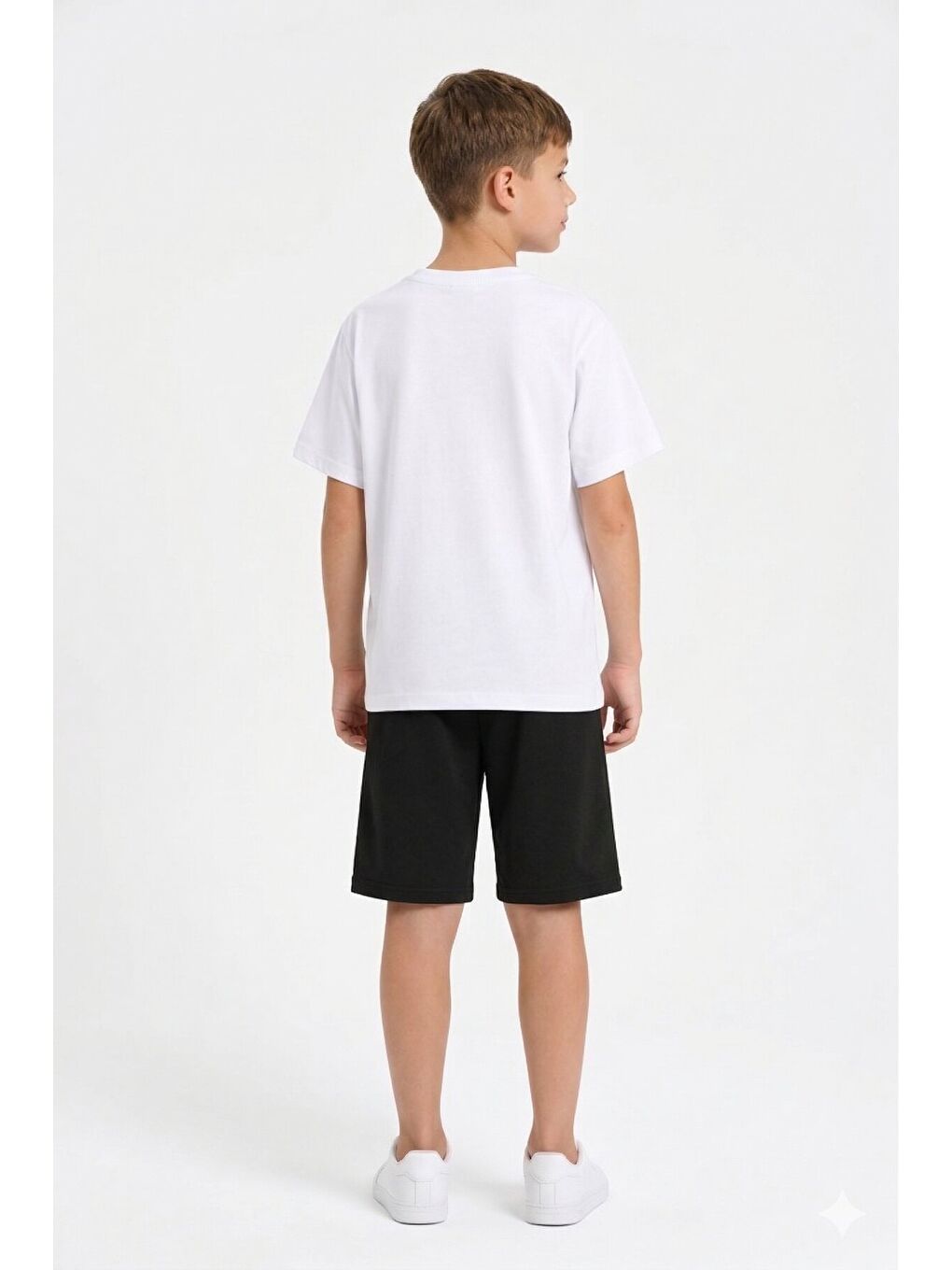 Beyaz Şerit Desenli Logolu Tişörtlü Erkek Çocuk Şortlu Takım 23780-3