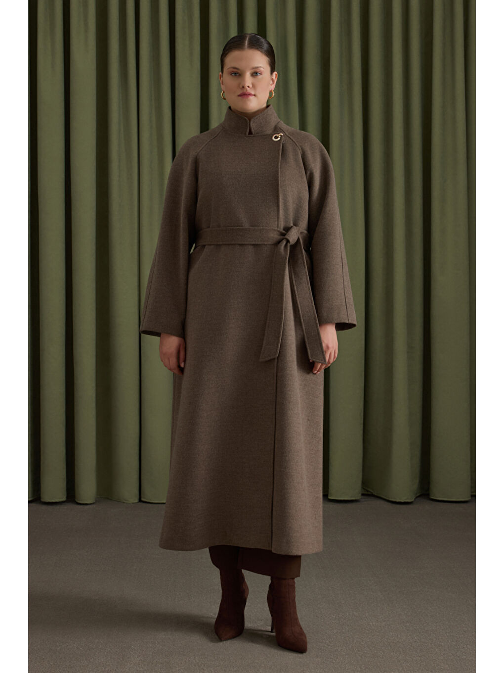 Bej Yakası Deri ve Metal Kapama Aksesuarlı Manto-1