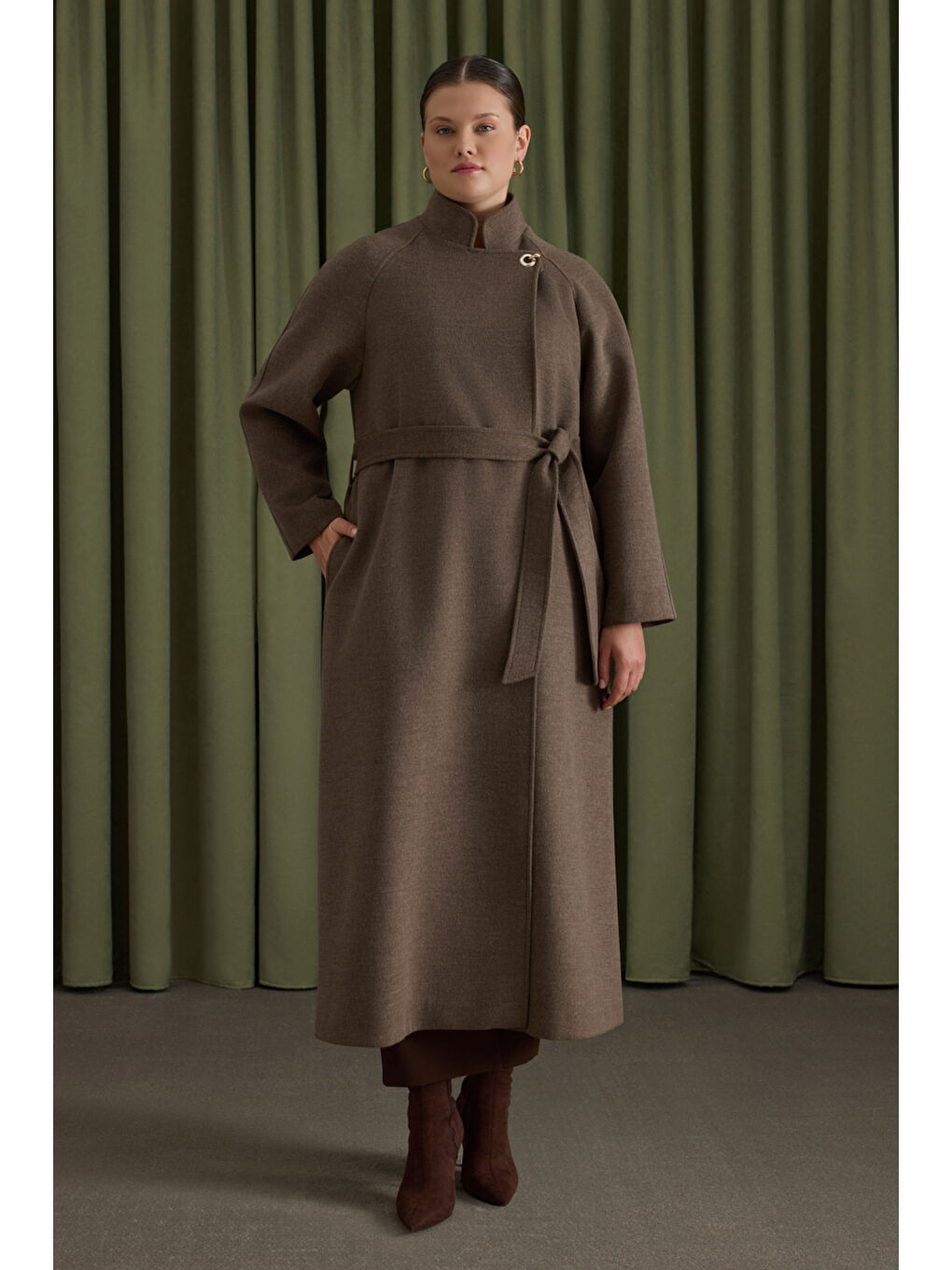 Bej Yakası Deri ve Metal Kapama Aksesuarlı Manto-2