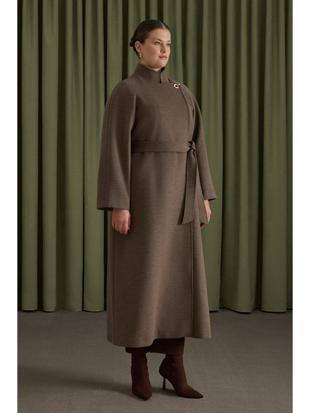 Bej Yakası Deri ve Metal Kapama Aksesuarlı Manto-3