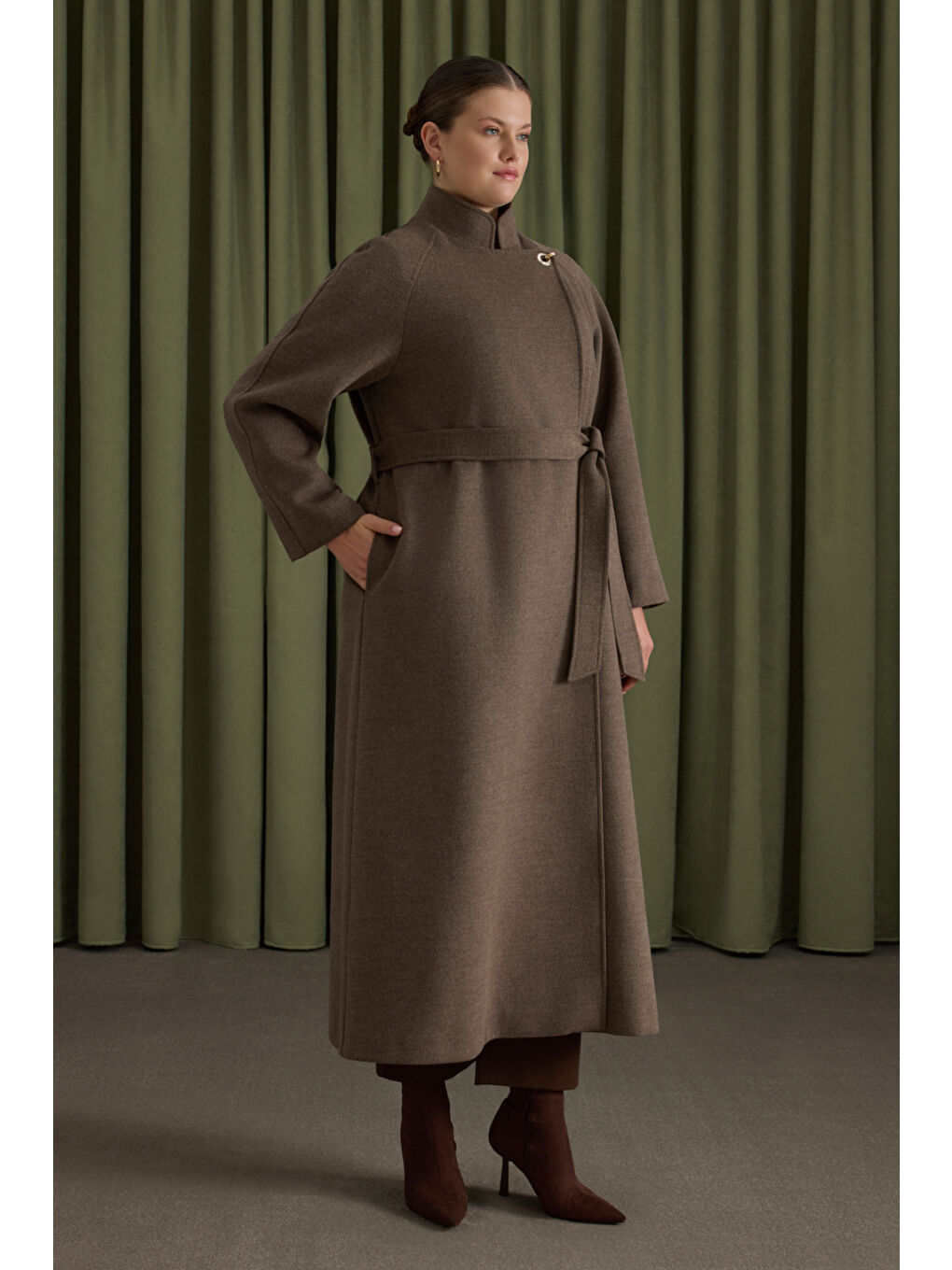 Bej Yakası Deri ve Metal Kapama Aksesuarlı Manto-4