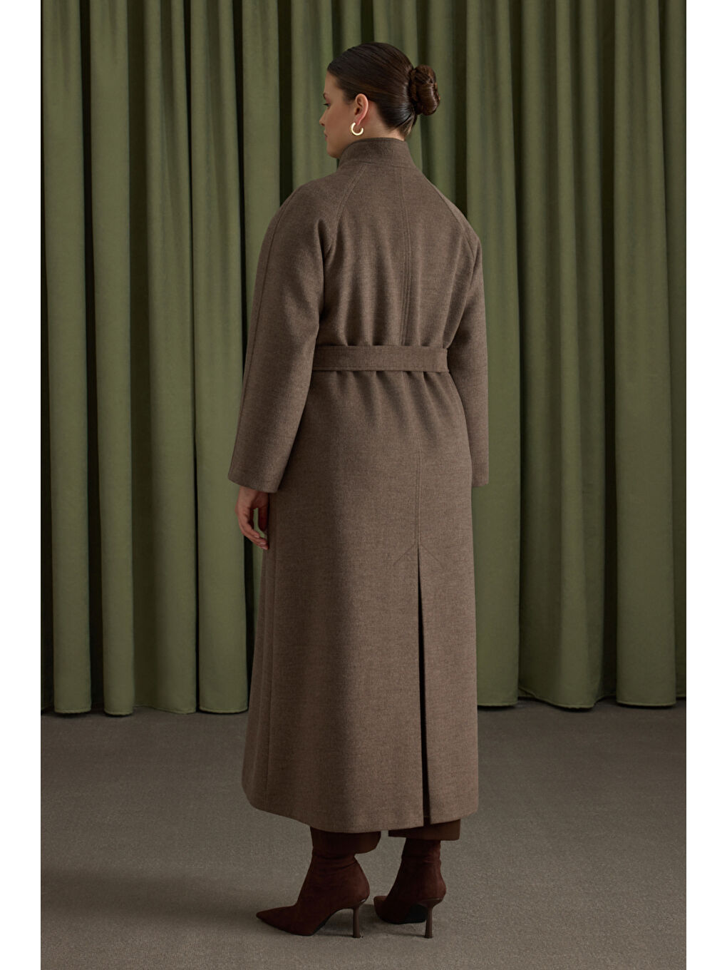 Bej Yakası Deri ve Metal Kapama Aksesuarlı Manto-5