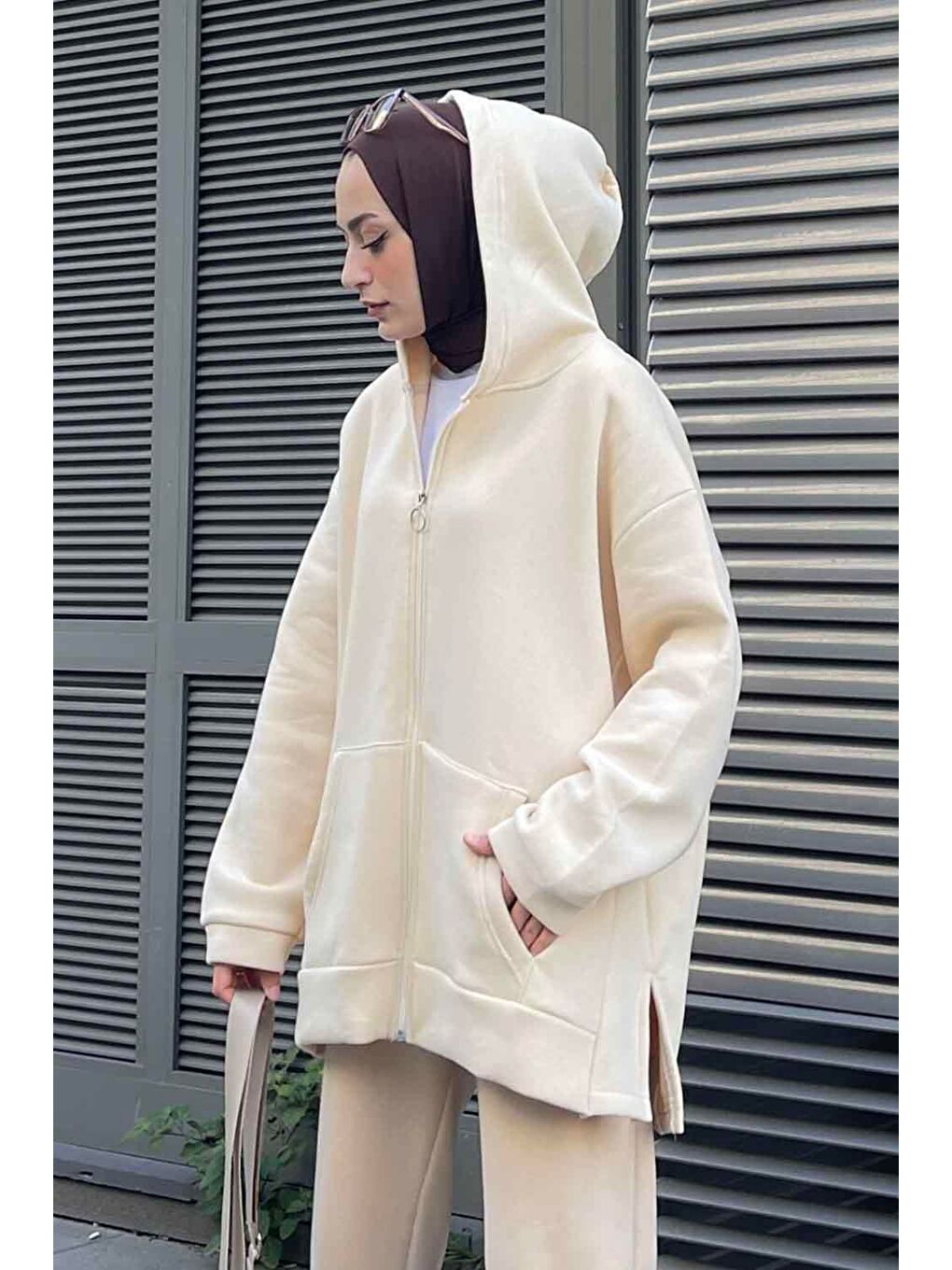 Ekru Önü Fermuarlı Yan Yırtmaçlı Üç Iplik Sweat Hırka Krem-1