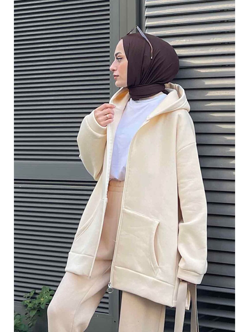 Ekru Önü Fermuarlı Yan Yırtmaçlı Üç Iplik Sweat Hırka Krem-2