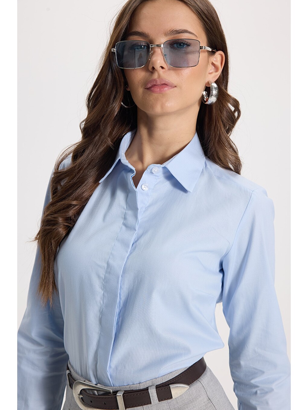 Kadın Slim Fit Dar Kesim %100 Pamuk Spor Yaka Gizli Pat Uzun Kollu Düz Oxford Mavi Gömlek-2