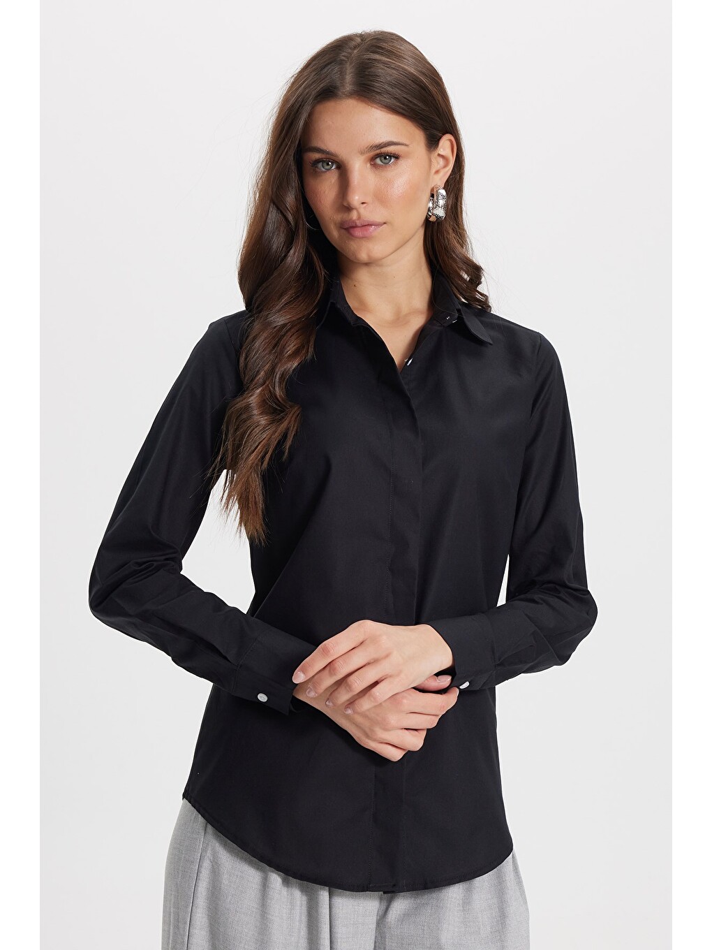 Kadın Slim Fit Dar Kesim %100 Pamuk Spor Yaka Gizli Pat Uzun Kollu Düz Oxford Siyah Gömlek-3
