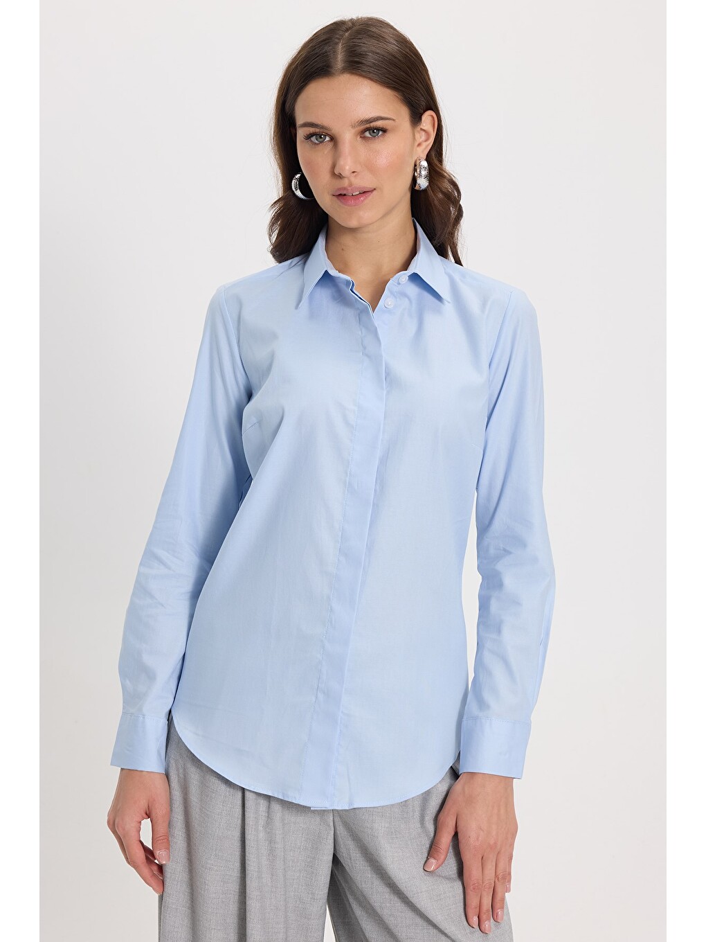 Kadın Slim Fit Dar Kesim %100 Pamuk Spor Yaka Gizli Pat Uzun Kollu Düz Oxford Mavi Gömlek-6