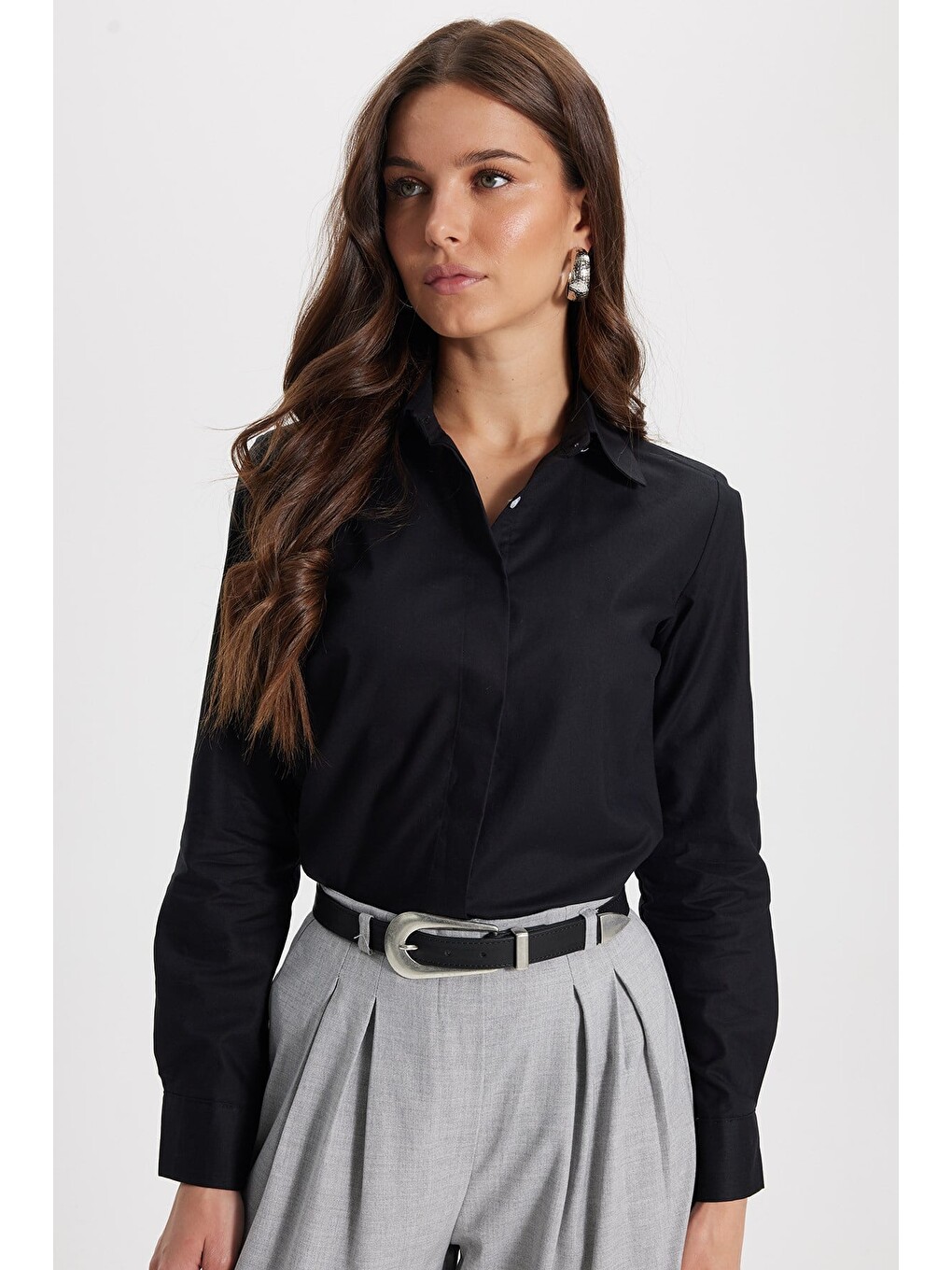 Kadın Slim Fit Dar Kesim %100 Pamuk Spor Yaka Gizli Pat Uzun Kollu Düz Oxford Siyah Gömlek-4