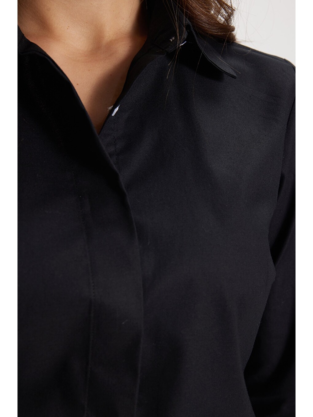 Kadın Slim Fit Dar Kesim %100 Pamuk Spor Yaka Gizli Pat Uzun Kollu Düz Oxford Siyah Gömlek-5