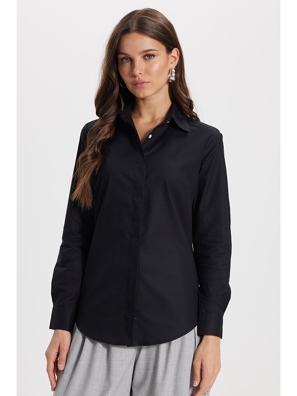 Kadın Slim Fit Dar Kesim %100 Pamuk Spor Yaka Gizli Pat Uzun Kollu Düz Oxford Siyah Gömlek-6