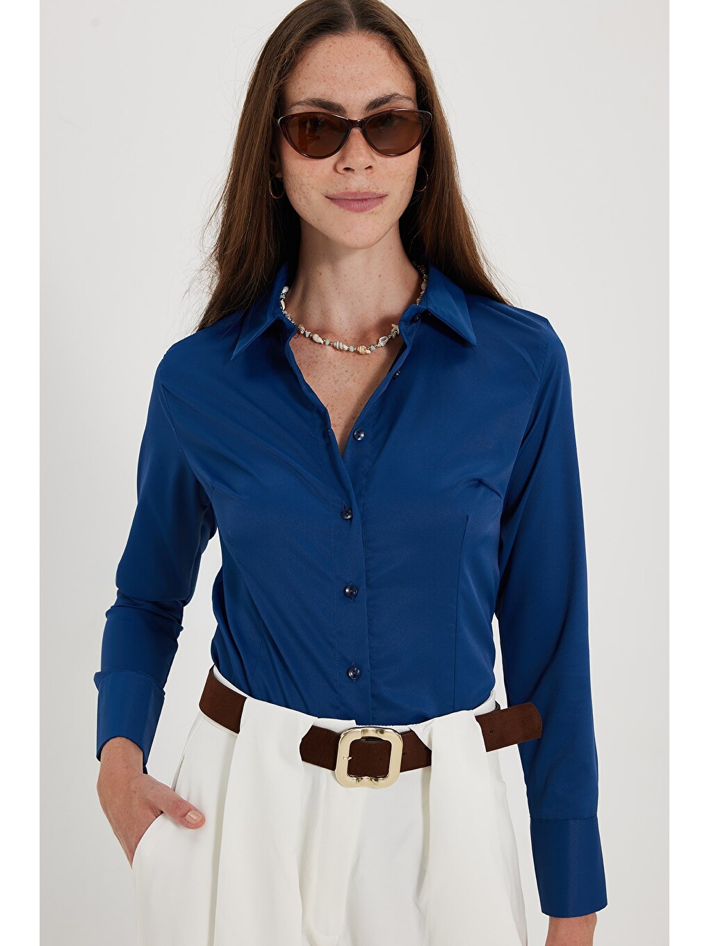 Kadın Slim Fit Dar Kesim Pensli Vücuda Oturan Klasik Yaka Uzun Kollu Elastanlı Lacivert Gömlek
