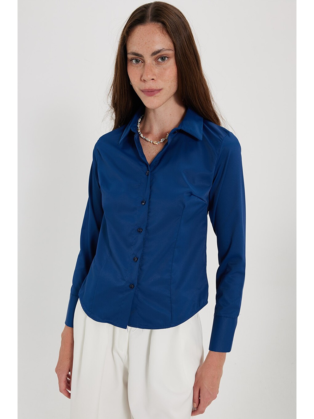 Kadın Slim Fit Dar Kesim Pensli Vücuda Oturan Klasik Yaka Uzun Kollu Elastanlı Lacivert Gömlek-3