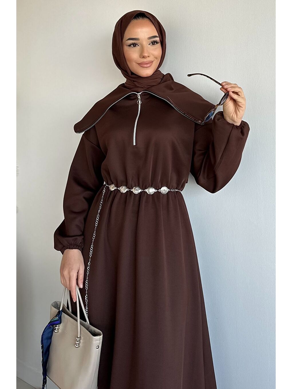 Kahverengi Ön Yarım Fermuarlı Bel Lastikli Zincir Aksesuarlı Tesettür Elbise-3