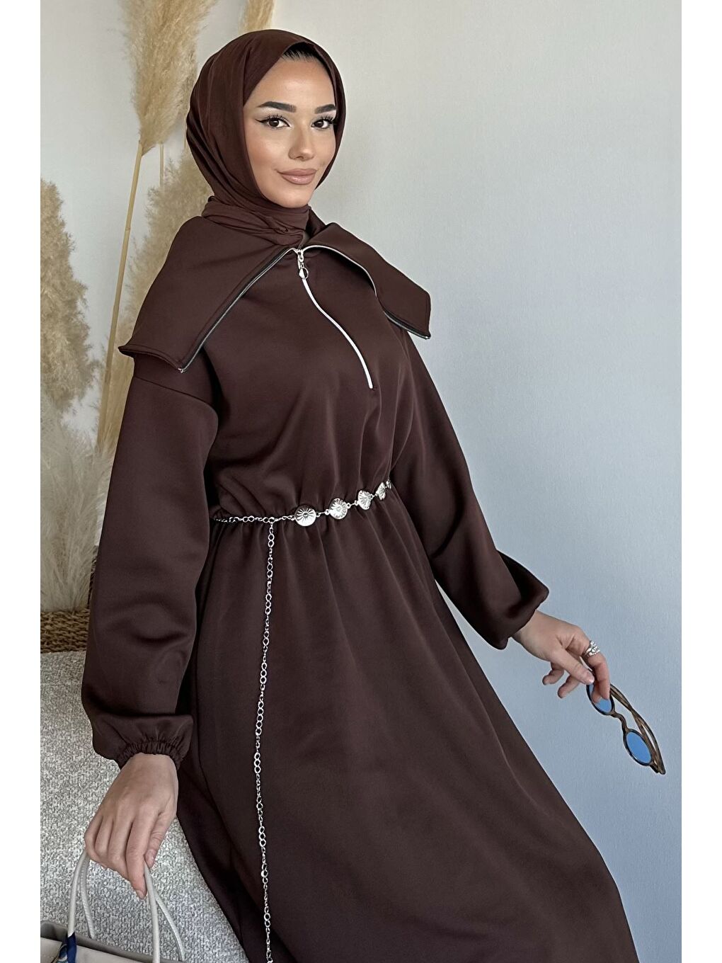 Kahverengi Ön Yarım Fermuarlı Bel Lastikli Zincir Aksesuarlı Tesettür Elbise-5