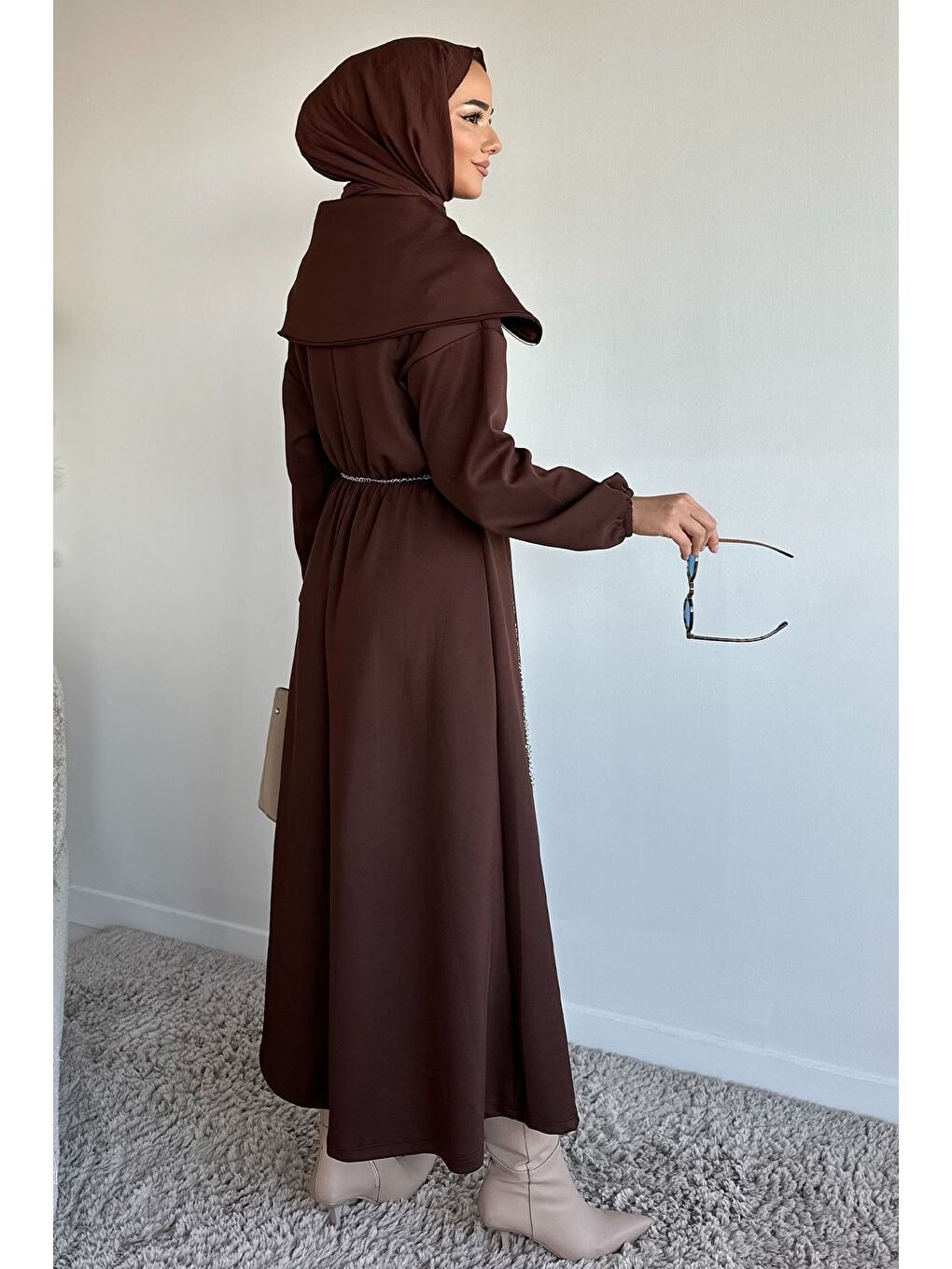 Kahverengi Ön Yarım Fermuarlı Bel Lastikli Zincir Aksesuarlı Tesettür Elbise-7