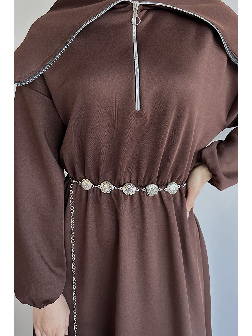 Kahverengi Ön Yarım Fermuarlı Bel Lastikli Zincir Aksesuarlı Tesettür Elbise-8