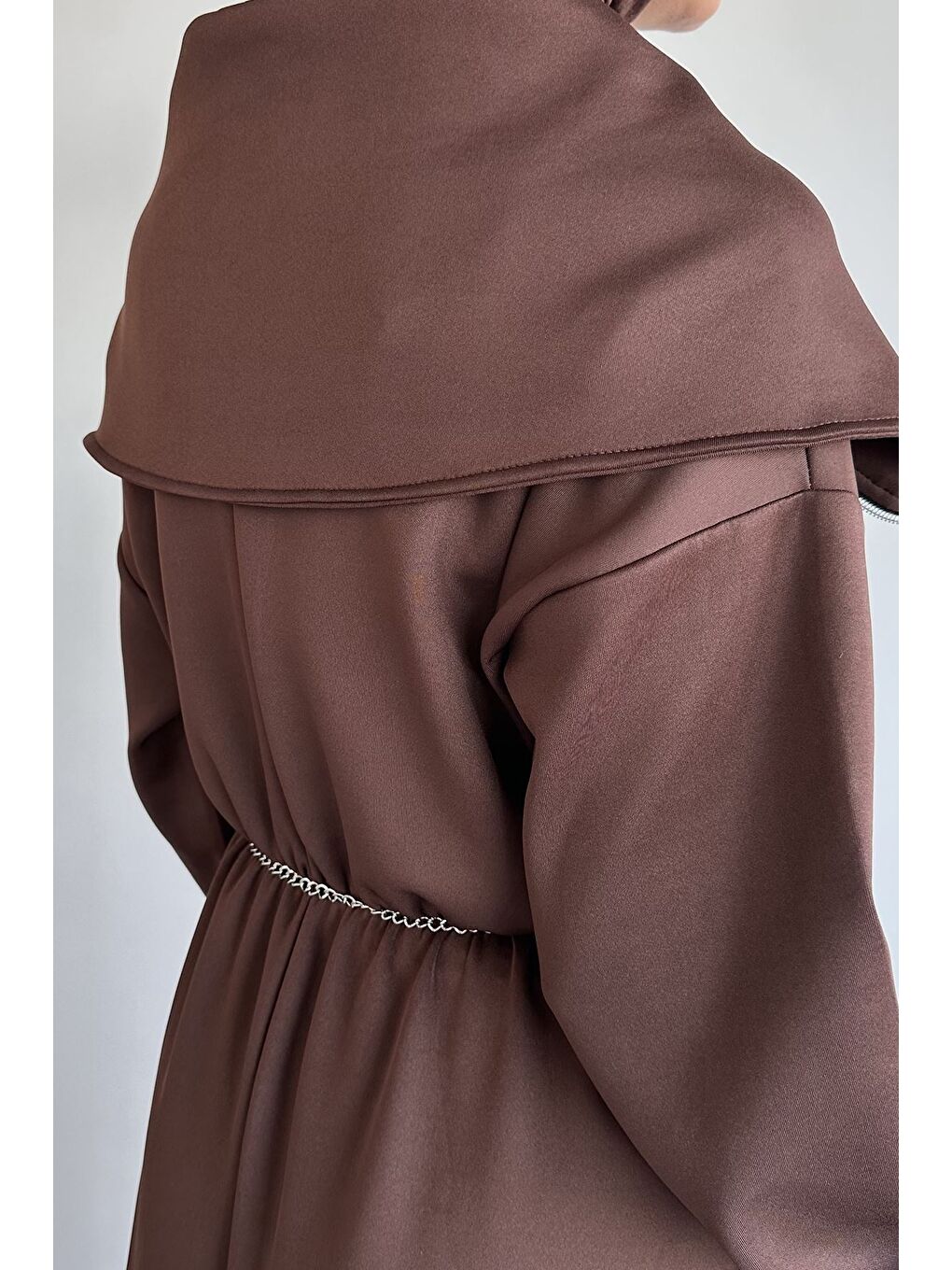 Kahverengi Ön Yarım Fermuarlı Bel Lastikli Zincir Aksesuarlı Tesettür Elbise-10