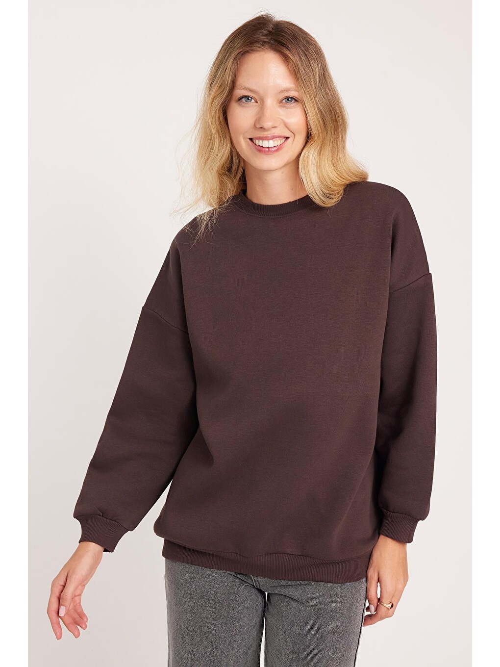 Kadın Oversize Geniş Kesim Pamuklu 3 İplik Bisiklet Yaka Kahverengi Sweatshirt-1