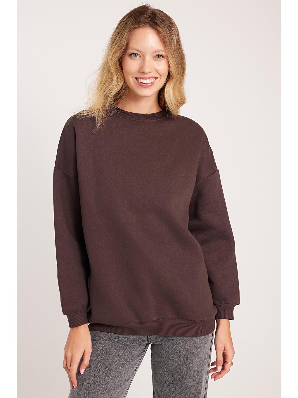 Kadın Oversize Geniş Kesim Pamuklu 3 İplik Bisiklet Yaka Kahverengi Sweatshirt-3
