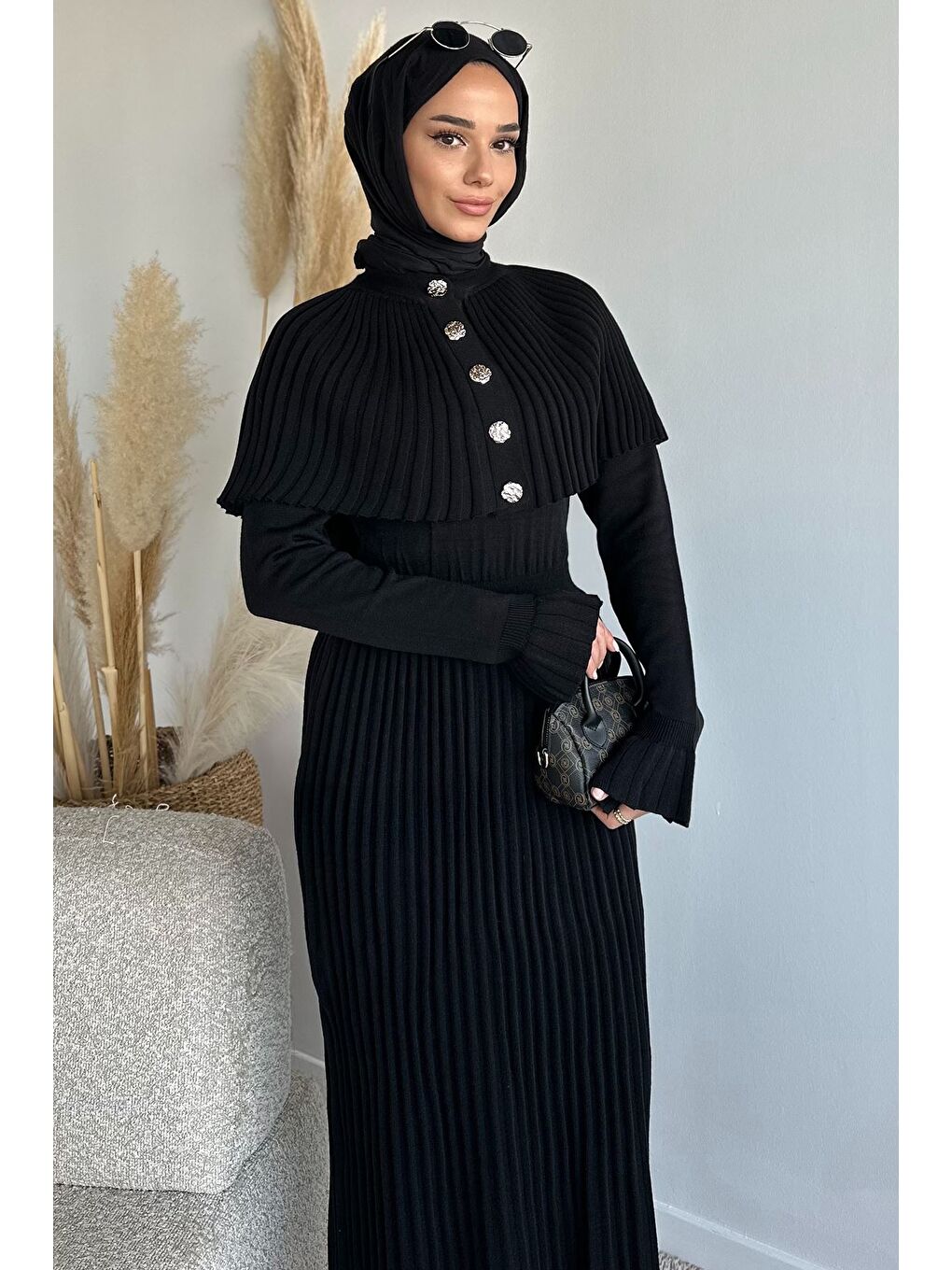 Siyah Pelerinli Pileli Tesettür Triko Elbise-2