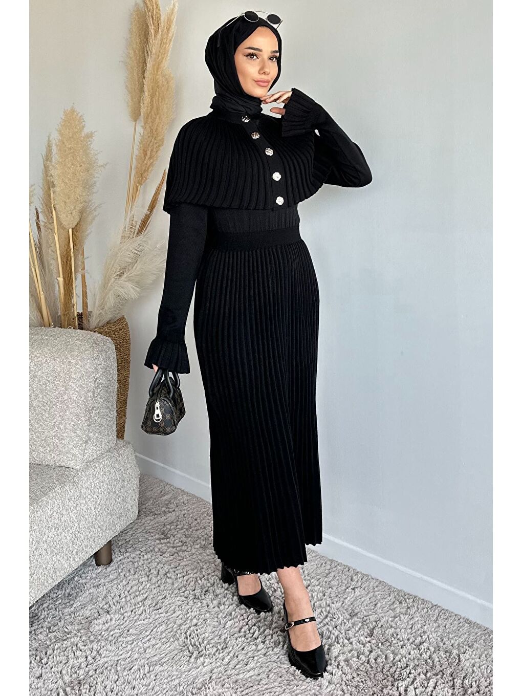 Siyah Pelerinli Pileli Tesettür Triko Elbise-5