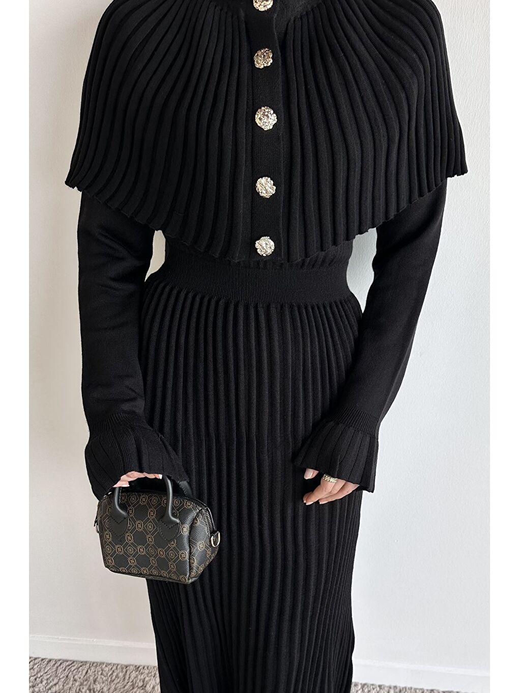 Siyah Pelerinli Pileli Tesettür Triko Elbise-7