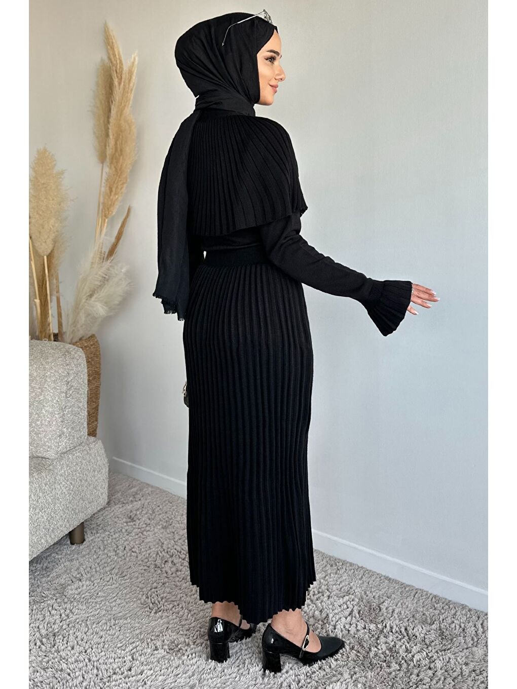 Siyah Pelerinli Pileli Tesettür Triko Elbise-9