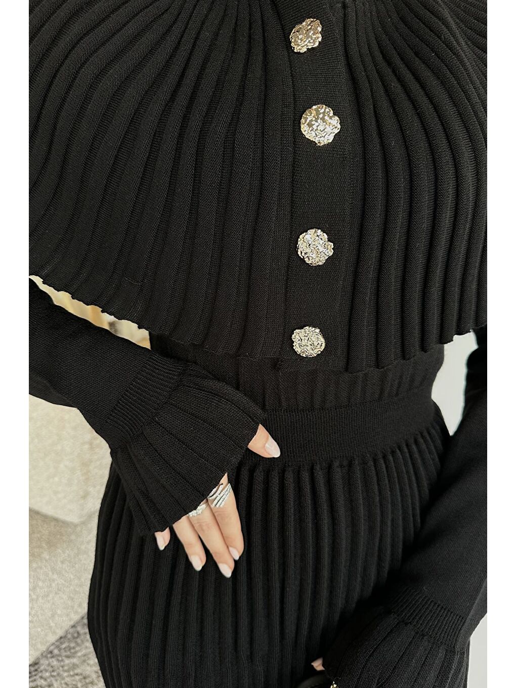 Siyah Pelerinli Pileli Tesettür Triko Elbise-11