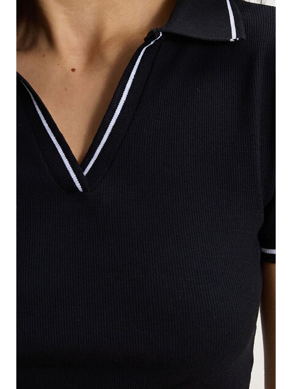 Kadın Slim Fit Dar Kesim Pamuklu Polo Yaka Kısa Kollu Siyah Tişört-4