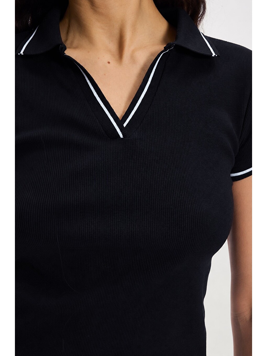 Kadın Slim Fit Dar Kesim Pamuklu Polo Yaka Kısa Kollu Siyah Tişört-6