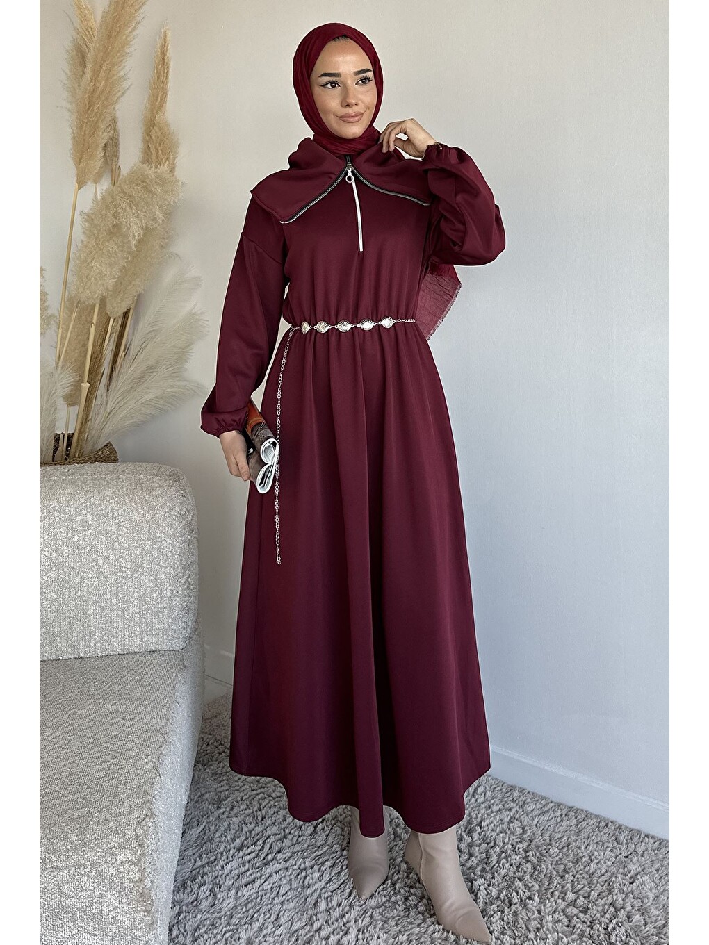 Bordo Ön Yarım Fermuarlı Bel Lastikli Zincir Aksesuarlı Tesettür Elbise-2