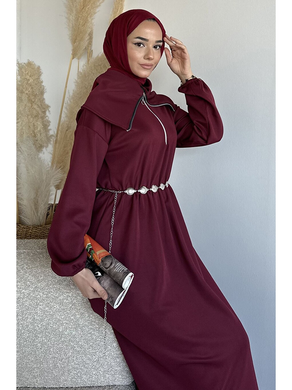 Bordo Ön Yarım Fermuarlı Bel Lastikli Zincir Aksesuarlı Tesettür Elbise-5